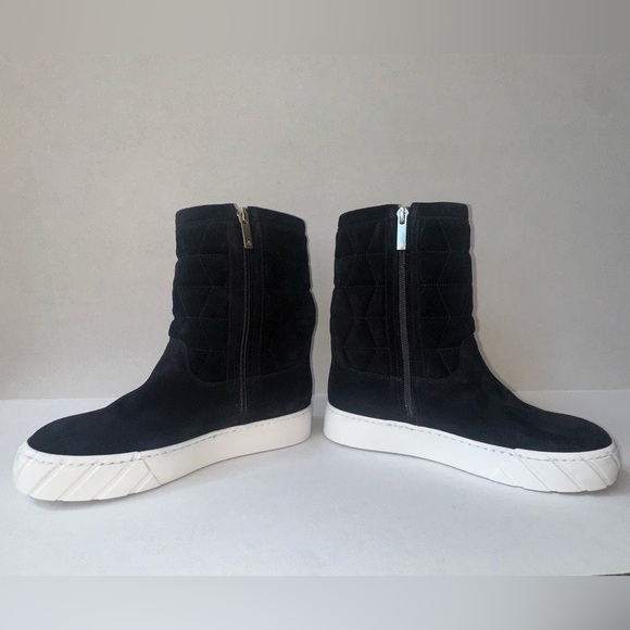 Aquatalia Black Quilted Suede Ankle Boot With Rubber Sole Size 5.5 Like New! - Picture 6 of 9